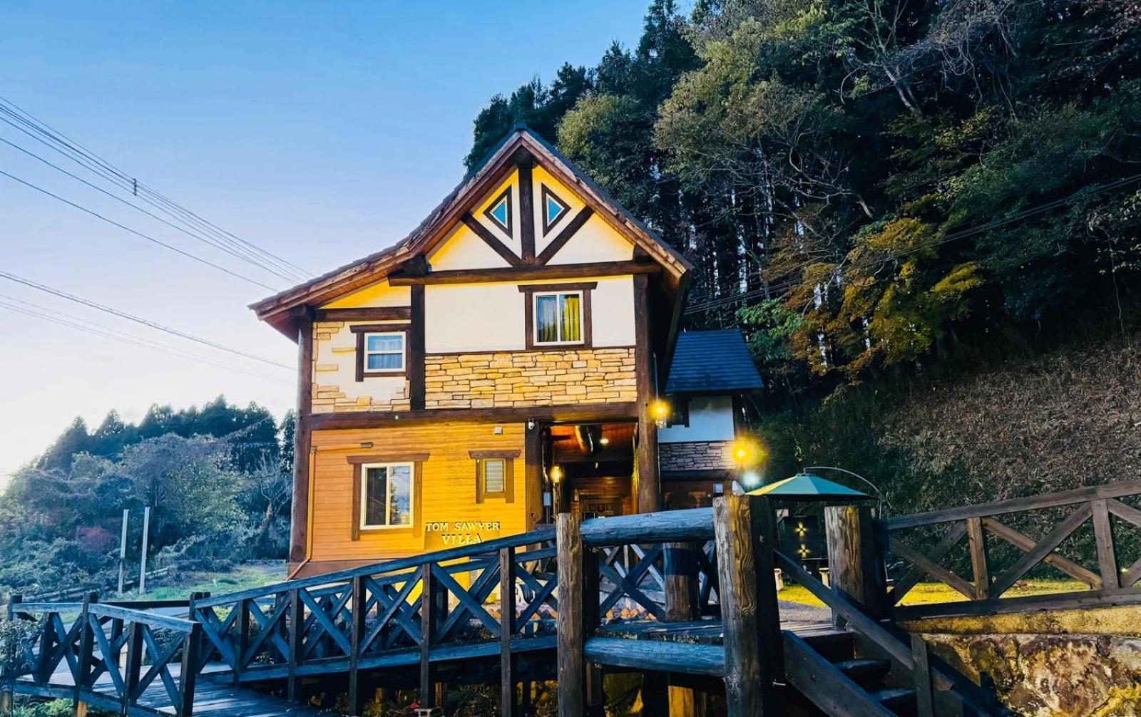 Yufuin Log House No Yado Tom Sawyer Hotel Bagian luar foto